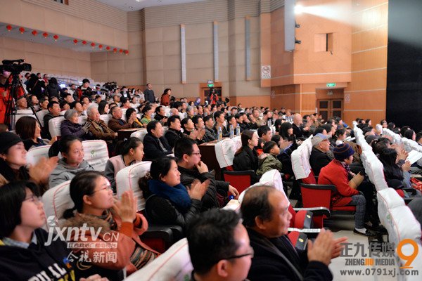 看戏的市民鼓掌叫好