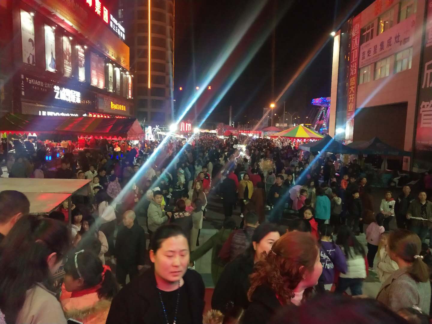 漯河灯笼节即马戏美食嘉年华